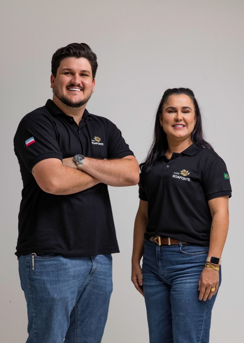 Família BoaFonte, de camisa preta com a marca do café