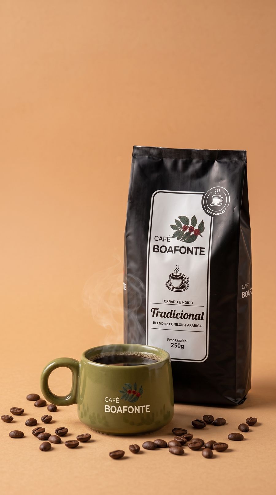 Caneca verde Café BoaFonte com café quente ao lado do pacote Tradicional